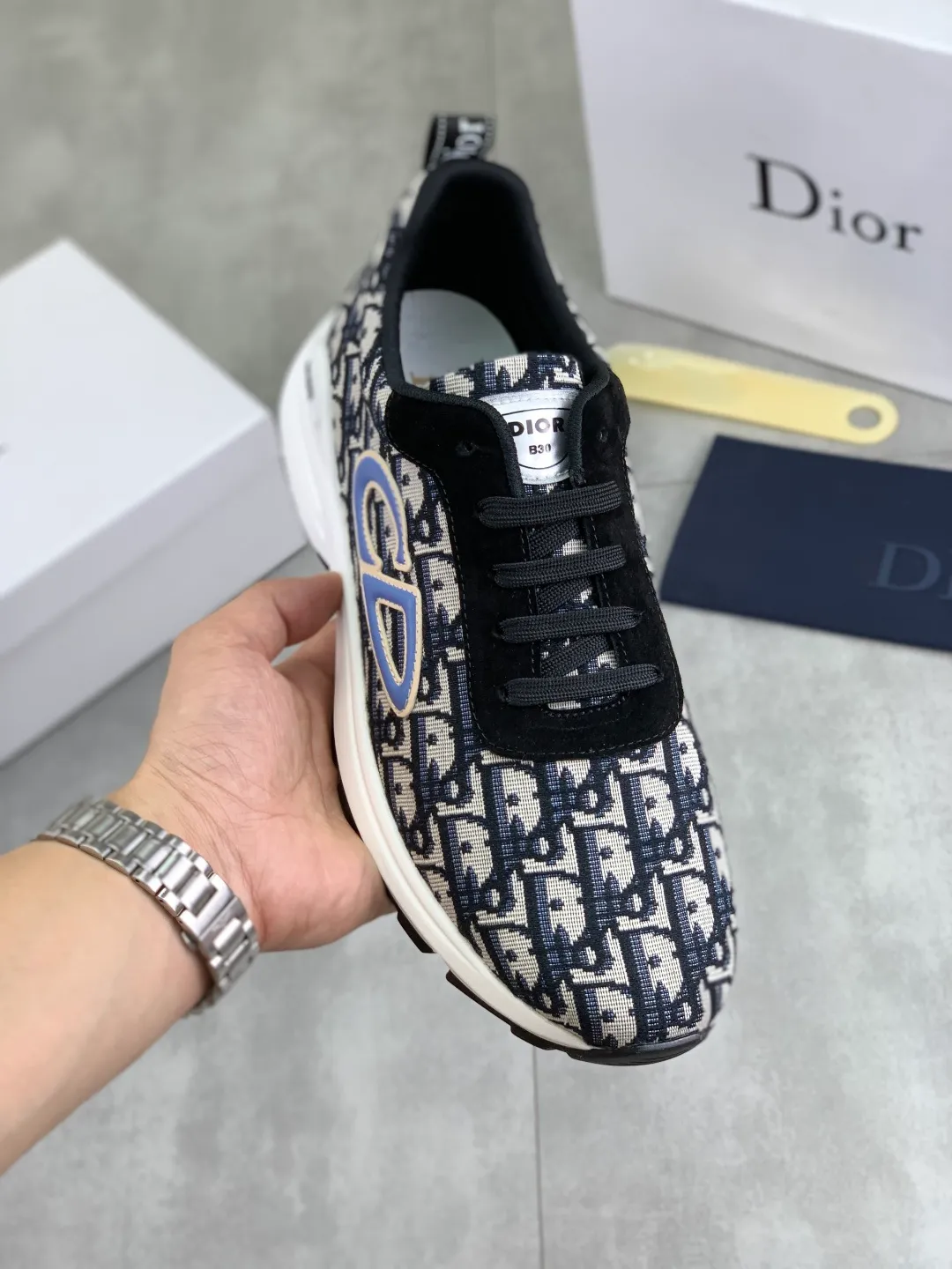 Men's shoes 💰P420 New Dior Chrono 2025 new product B30 series, in white and black fly woven series, decorated with computer-printed CD logo on both sides, star patch on the tongue and Dior logo on the heel, many details highlight the style. The interior is matched with the original color matching mesh, and the interior of the body is supported by low-temperature shaping sheets, and is filled with light feather cotton to keep the interior full and soft against the feet. The exclusive open-molded outsole adopts a one-piece molding process, so there is no need to worry about problems such as the opening and falling of sole decorative accessories. It is light and comfortable to wear, yet strong and wear-resistant. The two-color shoelaces are accessorized with exquisite metal five-pointed star pendants, creating a high-end, trendy and casual look at all times. Color: 5️⃣ colors available, code number: 38-44 (45 customized)